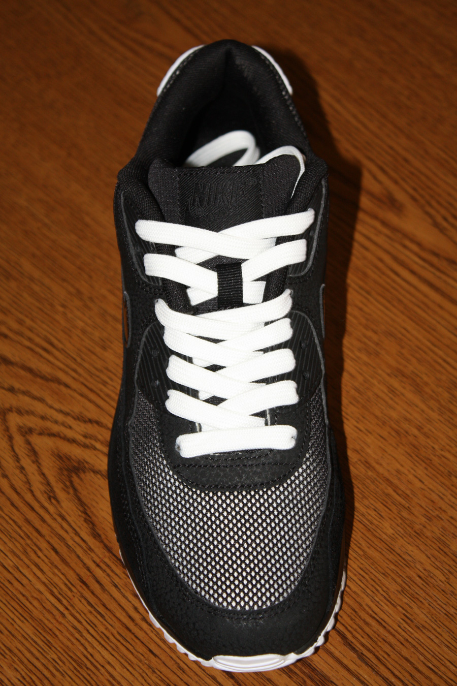 Sznurowanie czarno-białego sportowego buta Air Maxa